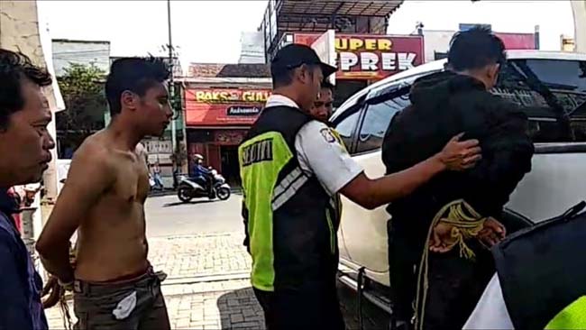 Rohim dan Juminto saat dinaikan ke mobil Pikup. (ist)