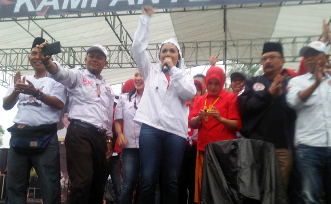 Diguyur Hujan Deras, Tak Surutkan Semangat Pendukung Jokowi Ma'ruf