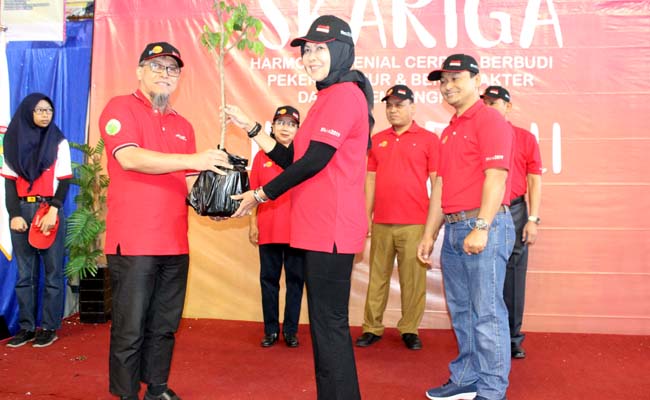 Penyerahan bibit pohon dari PT. Astra Daihatsu Motor kepada Pemkot Batu. (rhd)