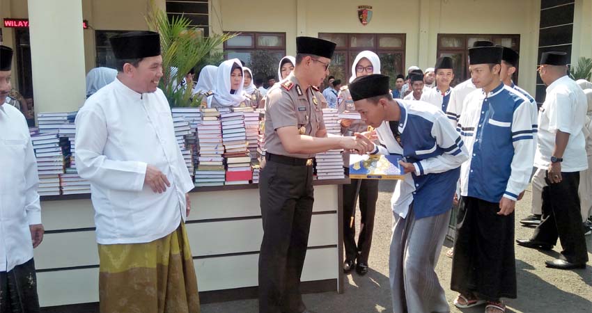 Kapolres Batu Peringati Hari Santri, Bagikan 500 Alqur'an