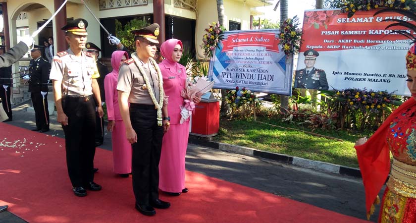 Prosesi Pedang Pora Sambut dan Lepas Kapolres Kota Batu