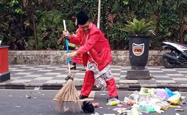 Walikota Batu Instruksikan Seluruh ASN Pungut Sampah Pasca Karnaval, Galakkan Masyarakat Sadar Lingkungan