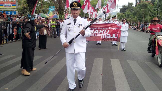 Walikota Dewanti Rumpoko Berangkatkan Peserta Karnaval