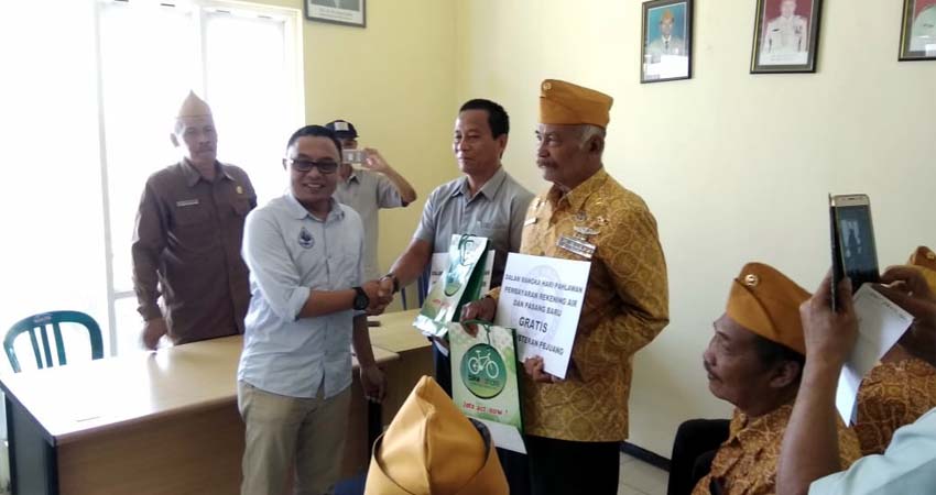 Direktur Perumdam Kota Batu, Serahkan Hadiah ke Para Pejuang Berupa Progam Sambungan Gratis