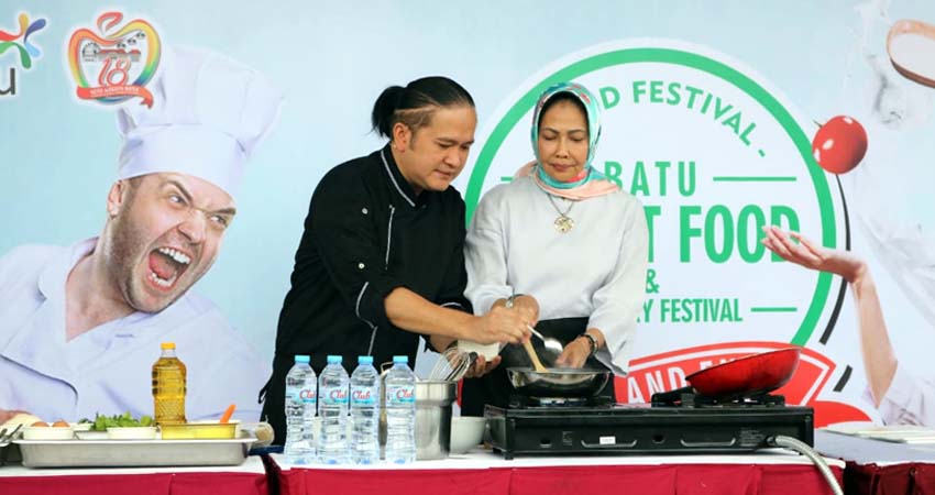 Walikota Batu Demo Memasak Duet dengan Chef Candra Yudasswara