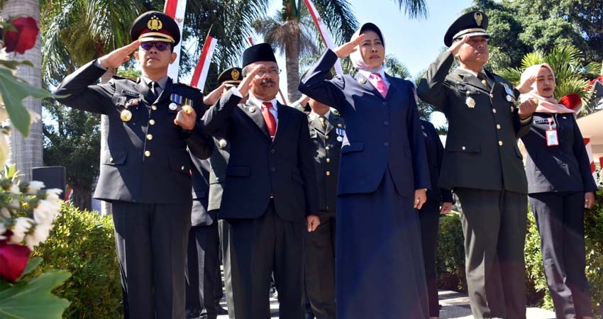 Walikota dan Ketua DPRD Kota Batu Menangis di Taman Makam Pahlawan