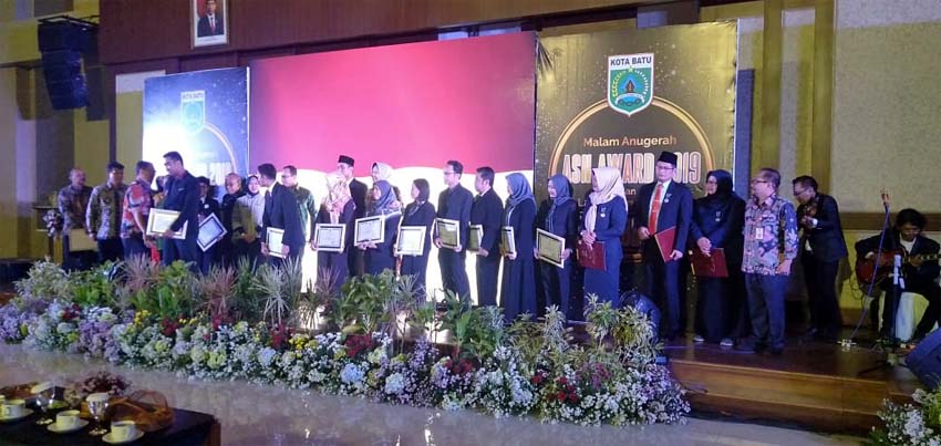 Pemkot Batu Serahkan ASN AWARD 2019 di Graha Pancasila