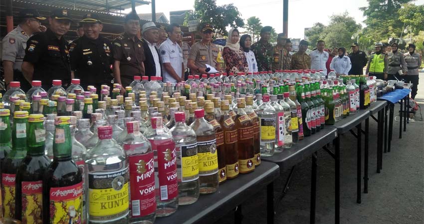 Polres Batu Gelar Pasukan Operasi Lilin Semeru, Musnahkan Miras Hasil Operasi