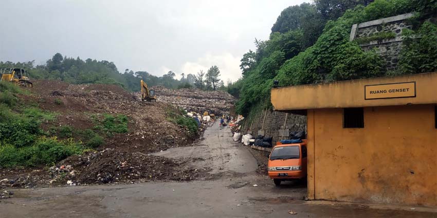 Terganggu Bau Sampah, Warga Tlekung Berencana Jual Rumah