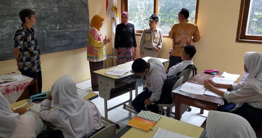 Wakil Walikota Tinjau Sekolah Satu Atap yang Berdiri di Atas Tanah Gerak