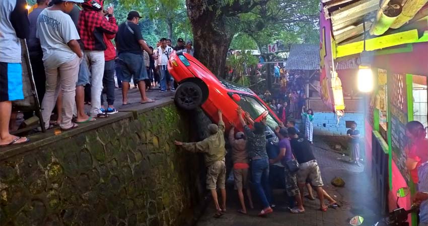 Mobil Warga Bangkalan Terperosok di Kota Batu