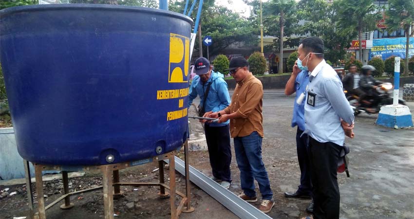 Tangkal Sebaran Covid-19, Perumdam Among Tirto Sediakan Tandon Air Cuci Tangan di Pasar Batu