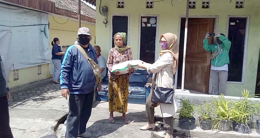 Baksos RB-GESID19 PKB Kota Batu, Berikan Bantuan Beras ke Warga Kurang Mampu