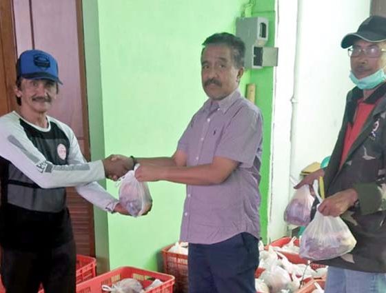 DAGING : H.M. Didik Subiyanto 'Kaji Bianto' anggota DPRD Kota Batu salurkan 600 paket kurban daging sapi ke masyarakat terdampak COVID-19 di Kelurahan Sisir, Kecamatan Batu. (memo x/lih)
