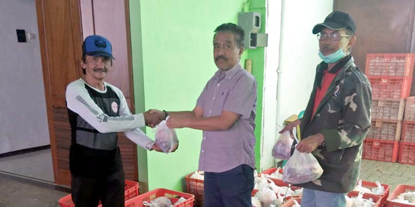 DAGING : H.M. Didik Subiyanto 'Kaji Bianto' anggota DPRD Kota Batu salurkan 600 paket kurban daging sapi ke masyarakat terdampak COVID-19 di Kelurahan Sisir, Kecamatan Batu. (memo x/lih)