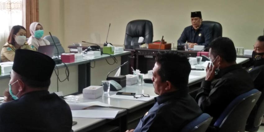 EVALUASI: Jajaran Komisi C DPRD Kota Batu gelar dengar pendapat dengan Dinas Kesehatan lakukan evaluasi penggunaan anggaran Covid-19. Tampak jajaran Komisi C