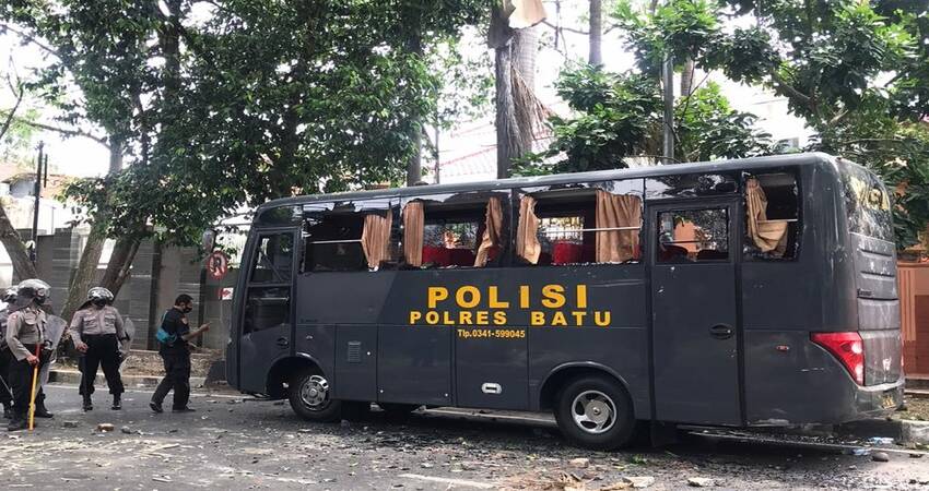 Kondisi bus Polres Batu usai dirusak massa.