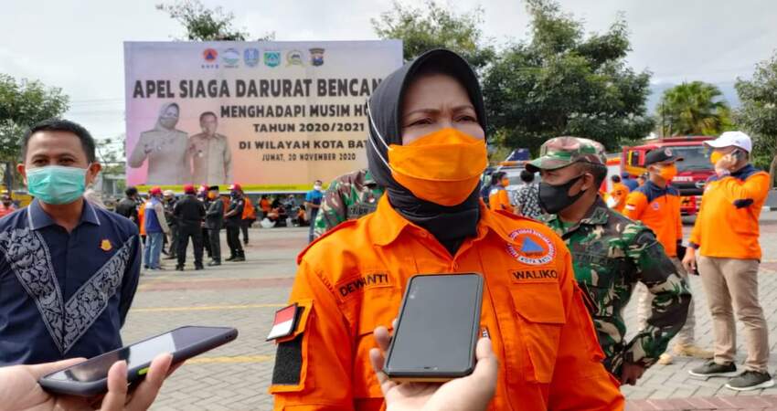 Wali Kota Batu, Dewanti Rumpoko saat diwawancarai usai mengikuti apel darurat bencana.