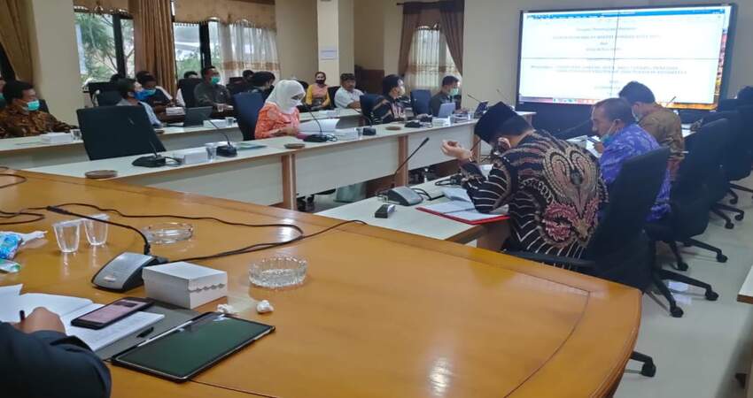 Rapat pembahasan draft rancangan Perda tentang Penataan Desa, Penataan Kelurahan dan Penataan Kecamatan yang diikuti anggota DPRD Kota Batu bersama instansi pemerintah terkait.