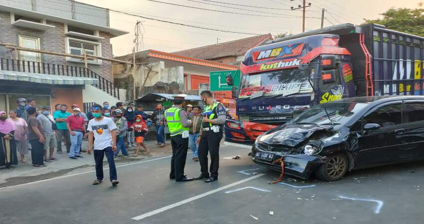 Truk Fuso yang mengalami rem blong hingga menyebabkan kecelakaan beruntun di Jalan Raya Trunojoyo, Kota Batu.