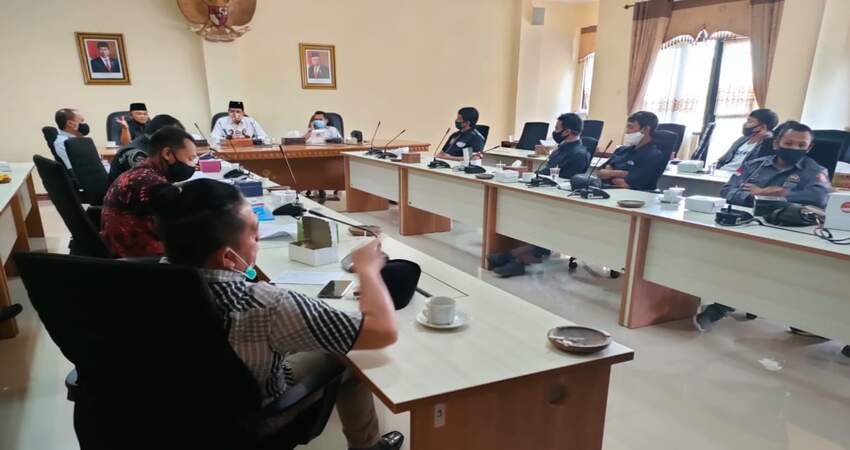 Korembi (Komunitas Rental Mobil) Korwil Batu saat melakukan hearing dengan DPRD Kota Batu.