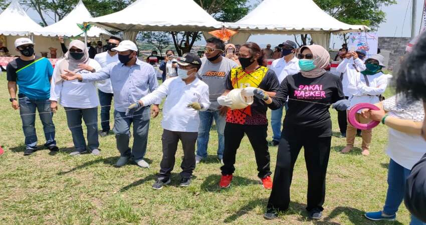 Wali Kota Batu, Dewanti Rumpoko bersama Wakil Wali Kota Batu, Punjul Santoso, dengan didampingi Kepala Dinas Pariwisata Kota Batu, saat mencoba menerbangkan layang-layang sekaligus menandai pelaksanaan lomba.