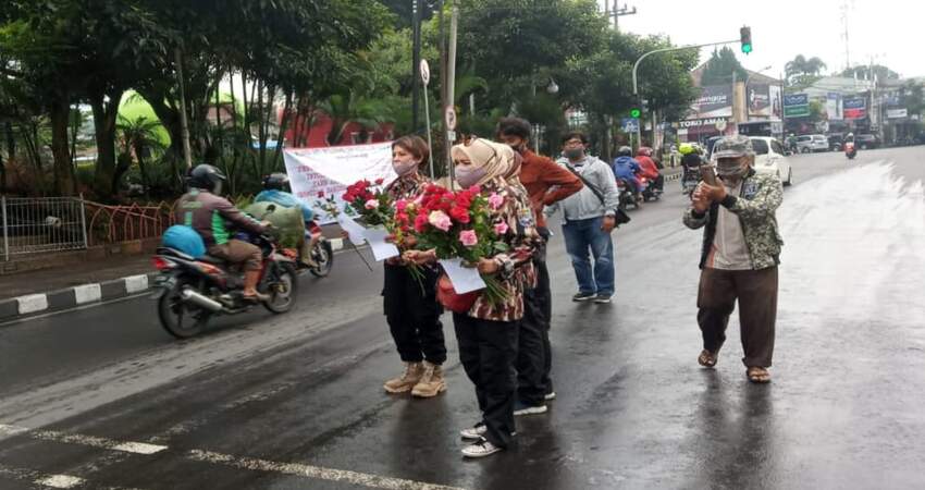 Aliansi Ormas di Kota Batu saat melakukan aksinya di seputaran Alun-alun Kota Batu.