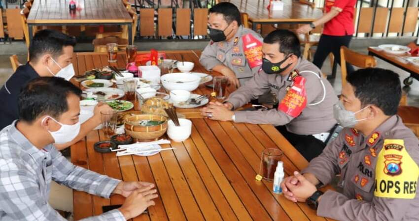 Kapolresta Batu bersama sejumlah pewarta di Kota Batu.