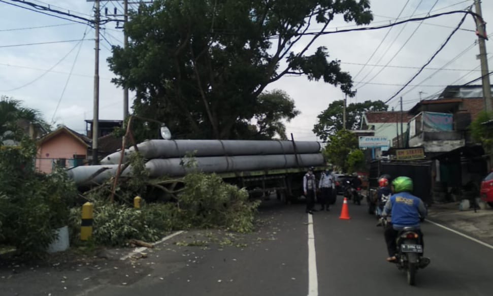 Kontainer Muatan Paku Bumi Melintang di Akses Jalan Kota Batu