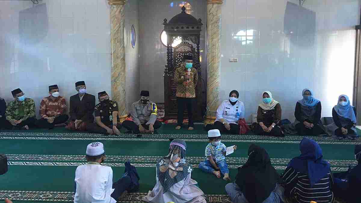 Silaturahmi Ramadan ke Mojorejo, Wawali Batu Serahkan Bantuan Anak Yatim dan Dhuafa