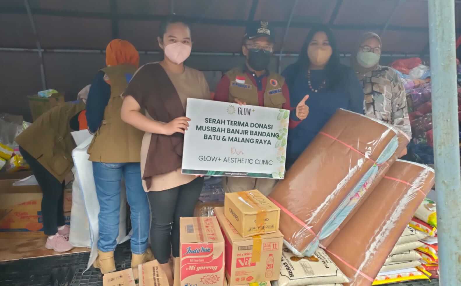 Glow+ Aesthetic Clinic Malang Serahkan Bantuan untuk Korban Banjir Bandang