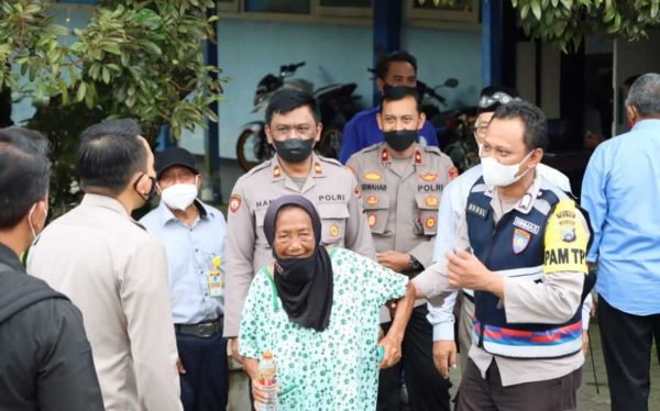 Sukseskan Pilkades Serentak, Bhabinkamtibmas Ngantang Bantu Lansia untuk Datang ke TPS