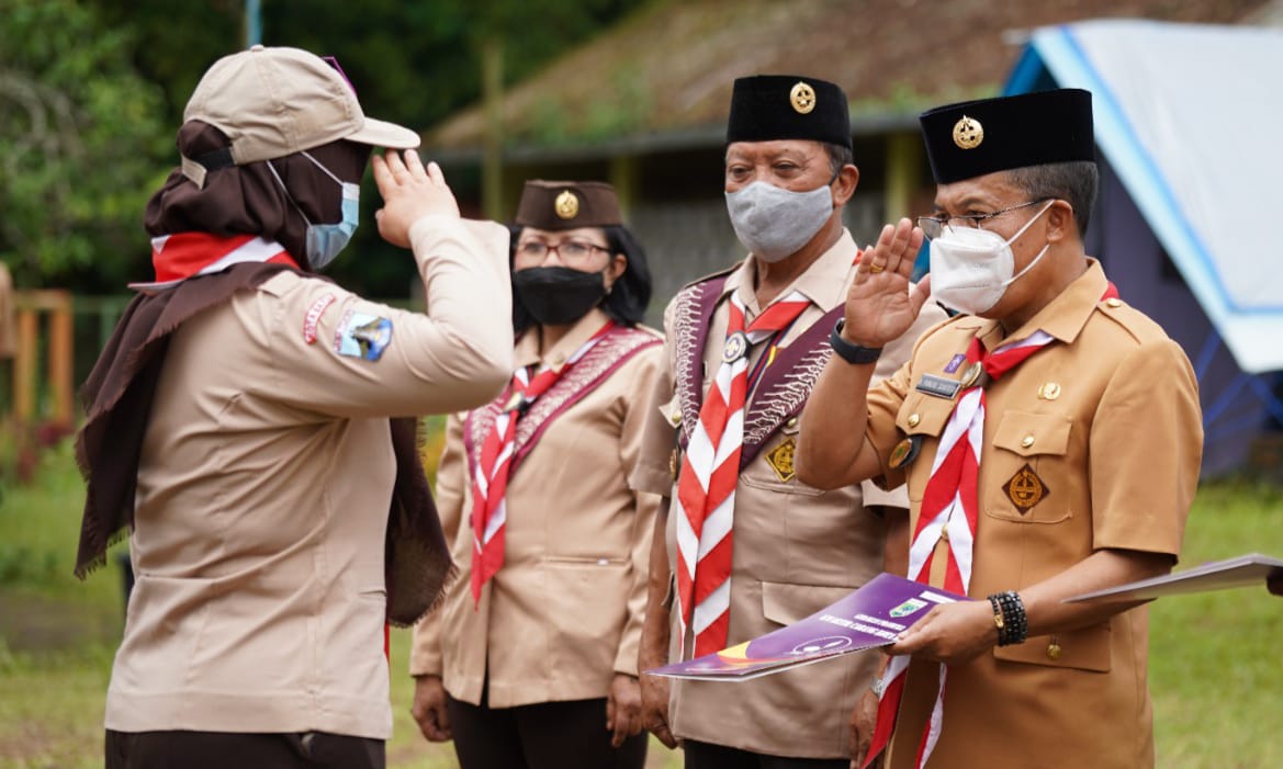 Ketua Kwarcab Pramuka Kota Batu Tutup Kursus Mahir Dasar di Camping Ground Sahabat Alam