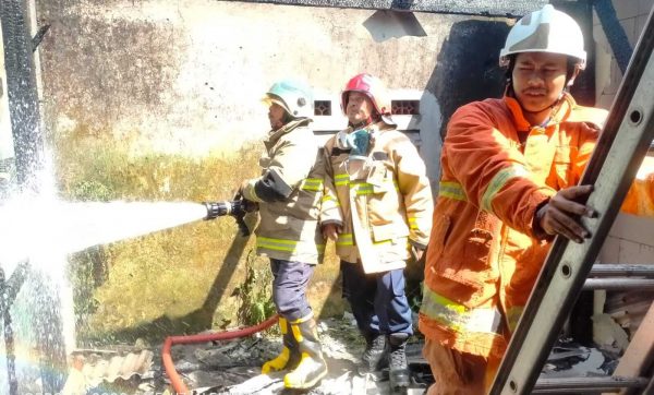 Diduga Akibat Putung Rokok, Satu Rumah di Kota Batu Nyaris Ludes Terbakar