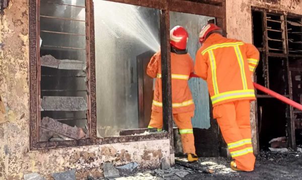 Rumah Kosong Tempat Penyimpanan Foam di Kota Batu Terbakar