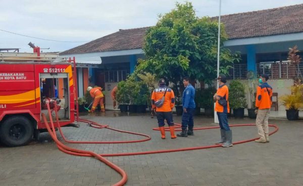 Sungai Paron Kota Batu Meluap, Halaman SDN Bulukerto 03 Tergenang Lumpur dan Sampah