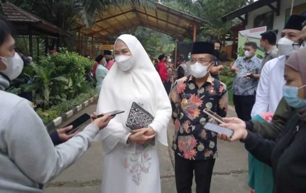 Salurkan Bantuan Pupuk, Wali Kota Batu Siap Genjot Gaji Petugas Kebersihan