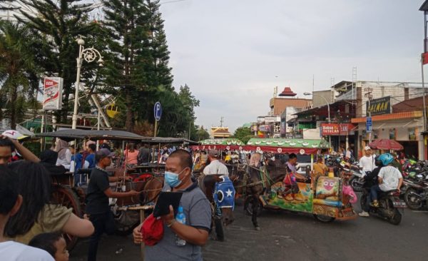 Ribuan Pengunjung Banjiri Alun-Alun Kota Batu