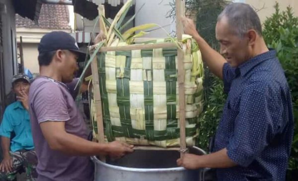 Warga Meduran Kota Batu Persembahkan Ketupat Raksasa untuk Lestarikan Budaya Lebaran di Nusantara