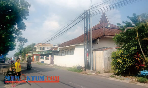 Lurug Kantor Desa, Dua RW di Junrejo Kota Batu Keluhkan Pemasangan Tiang Kabel Tanpa Izin