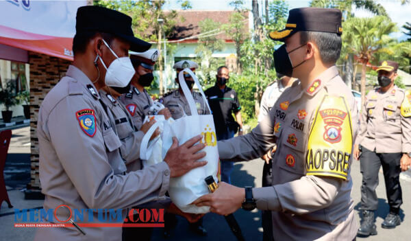 Sambut HUT Ke-76 Bhayangkara, Polres Batu Gelar Baksos