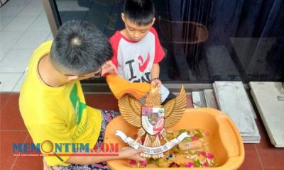 Unik, Seorang Warga di Kota Batu Peringati Hari Lahir Pancasila dengan 'Mandikan' Patung Burung Garuda
