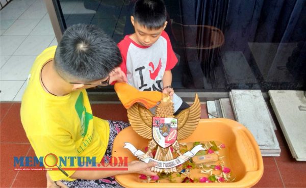 Unik, Seorang Warga di Kota Batu Peringati Hari Lahir Pancasila dengan 'Mandikan' Patung Burung Garuda