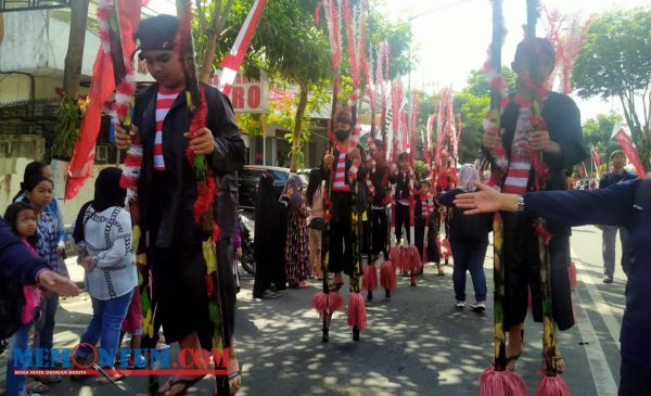 Meriahkan HUT RI, KKGO Kecamatan Batu Inisiasi Kirab Bendera 45 Meter dan Festival Egrang