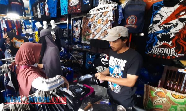 Toko Jersey Atribut Arema Ketiban Berkah di Rangkaian HUT Ke-35 Arema