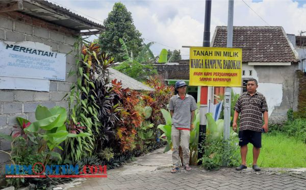 Banner Bertuliskan Perjuangan Hak Tanah Mulai Terpasang di dalam Kampung Barokah Kelurahan Ngaglik Kota Batu