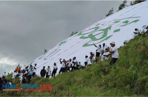 Peringati 1 Abad NU, PCNU Kota Batu Bentangkan Bendera 1 Ribu Meter di Lereng Gunung Panderman