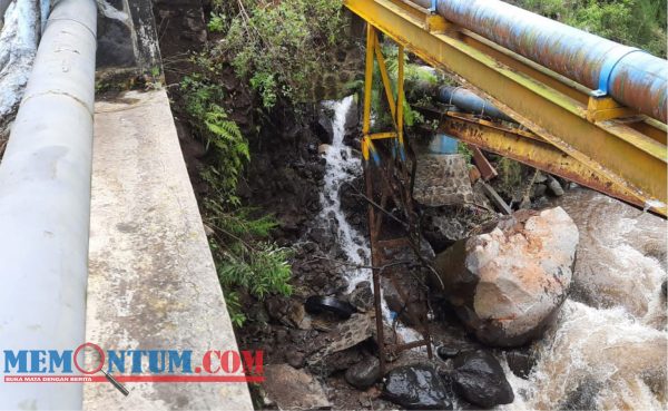 Gerusan Longsor di Jembatan Sukorame Desa Gunungsari Putuskan Sambungan Pipa PDAM Kota Batu