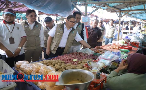 Pastikan Stok dan Harga Stabil Jelang Ramadan, Pj Wali Kota Batu dan Forkopimda Lakukan Operasi Pasar