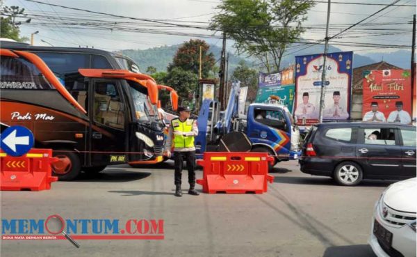 Arus Balik Kendaraan dari Batu ke Kediri Padati Simpang Empat Pesanggrahan